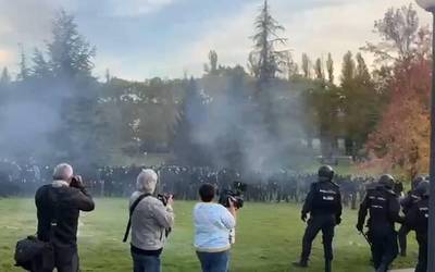 Polizia-kargak Vito Quilesek antolatutako ekitaldiaren kontrako protestetan