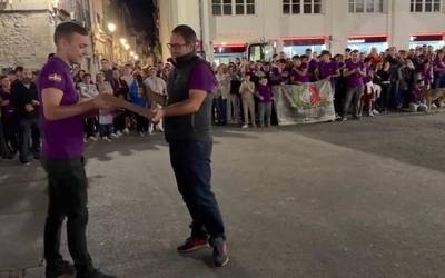 Babesa erakutsi diote hainbat herrikidek eta zezenzalek Bergarako Zezenak ganadutegiari