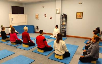 Arrotzetik egonkortzera pasa da Oñatiko yoga eskola