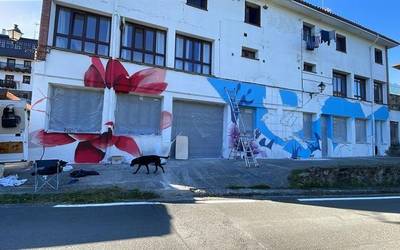 Gimnasioko fatxadan horma-irudia margotzen dihardute