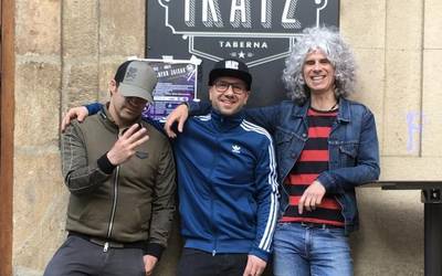 Hiru Haundiak taldearen kontzertua, Mondravember abiatzeko