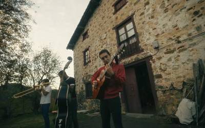 'Segak' abestiaren bideoklipa kaleratu du Peio Uribetxebarriak