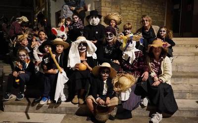 Dantzan eta kantuan ospatu dute Zumaian urteko gaurik beltzena