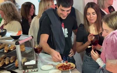 Zapatuko aperitiboan olagarroa dastatzeko aukera izan dute Eskoriatzan