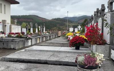 Urteroko ohiturari jarraituz, debagoiendar ugari hilerrietan