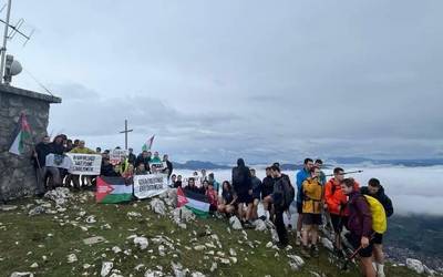 Ehunka herritarrek parte hartu dute Palestinako erresistentziaren aldeko mendi erronkan