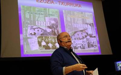 Ezozi eta Txurruka auzoetako baserrien liburuak aurkeztu ditu Francis Larrañagak