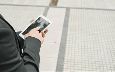 Gizon bat atxilotu dute Gasteizen, auto batzuen artean pixa egiten ari zen neska bat grabatzeagatik