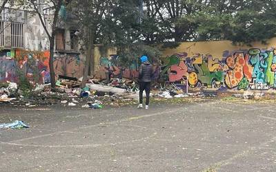 Iruñeko Udalak hutsik dituen etxebizitzak kalean bizi direnentzat erabilgarri jartzeko eskatu dute zenbait kolektibok