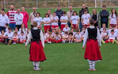Arkiskil futbol zelai berritua inauguratu dute