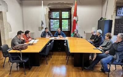 Azaroaren 25aren inguruko bi adierazpen onartu ditu Aramaioko udalbatzak