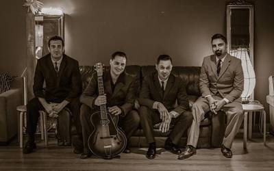 The Groovy Four taldea, domekan, Aterpe tabernan