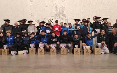 Gartzarongo pilota txapelketatik txapel uzta polita ekarri dute eskualdeko pilotariek