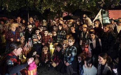 [ARGAZKIAK] Hirugarrenez ospatu dute Gau Beltza Berako Labiaga ikastolan