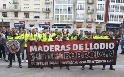 Bihar bilduko da Arabako Foru Aldundia Maderas de Llodioko langileen ordezkariekin