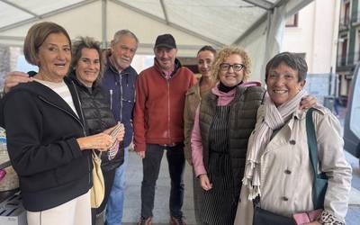 Pili eta Maxi azokako saltzaileak: "Benetako lagunak ditugu hemen"