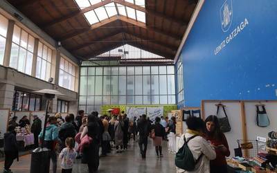 Artisau azoka, etzi, eskulangintzaz haratago