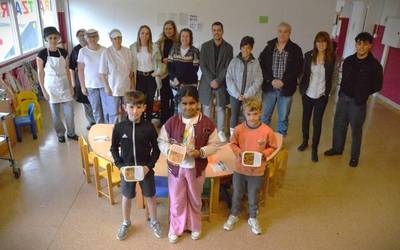 Mendiko Eskolako jantokian soberan dagoen janaria herritarren eskura jarriko dute elkartasun vending makina bitartez astelehenetik aurrera