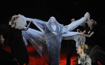 'The Fairy Queen' ikustera joateko autobusa jarri du Kursaalek Oriotik