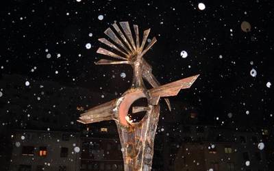 Txoriaren eskultura piztu zuten atzo