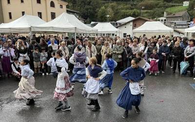 Euria egin arren, jendetza batu da Gaztañerre Azokan