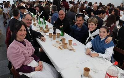 Giro ederra babajanean, bazkal osteko kantu saio eta guzti