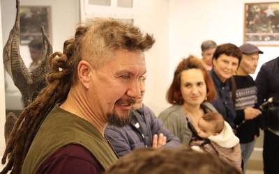 Txoriaren eskulturarekin batera sortutako lanak aurkeztu zituen Corne Nuham artista hegoafrikarrak