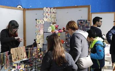 Askotariko produktuak izan dira salgai Leintz Gatzagako Sanmilixanetako artisau azokan