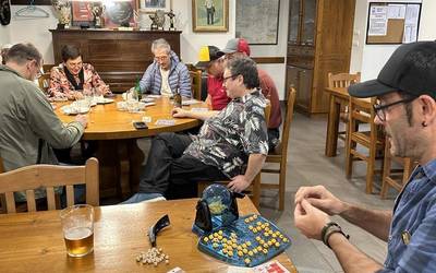 Bingoan jokatzeko elkartu dira bibotedunak