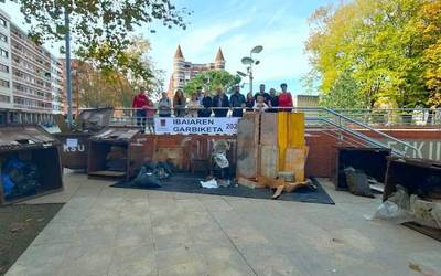 [ARGAZKI GALERIA]: Bost edukiontzi betetzeko beste zabor atera dute Mañaria errekatik