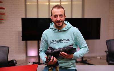 Aritz Gordo dator bihar Oñatira, argazki erakusketa aurkeztera