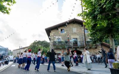 Plaza-dantzak ikasteko jardunaldiak prestatu dituzte Garain