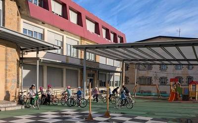 Behar bereziak dituzten ikasleek herrietan ikasi ahal izatea eskatu dute