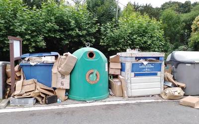 Kartoi eta paper bilketaren zerbitzuarekin zeuden arazoak ez dira konpondu Artziniegan eta mozioa aurkeztu du Udalak