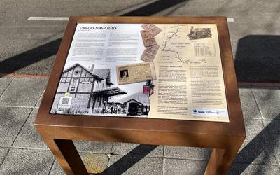 Vasco-Navarro trenbidea Aretxabaletatik igarotzen zela oroitzeko panela jarri dute