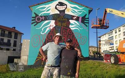 'Dardara' festibalean Imotzen margotzeko murala prestatzen ari da Iker Uribe