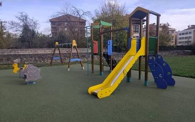 Amurrioko Udalak haurrentzako espazio publikoak hobetzen jarraitzen du eta Boriñaur-Landako haur-parkea berritu du