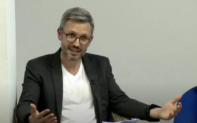 Jason Hickel ekonomia katedradunarekin hitzaldia eginen dute etzi Elizondon