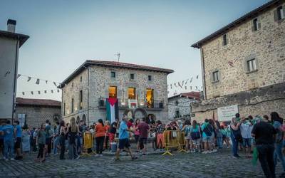 Euskararen inguruan “planteamendu berritzaileak” abiatu nahi dituen talde bat eratzen ari da Artziniegan