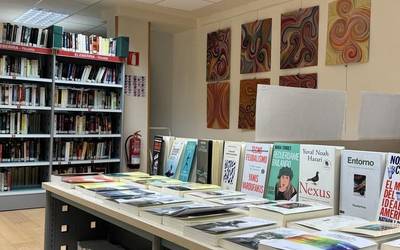 Estefania Izagirre eskoriatzarraren lanak bibliotekan