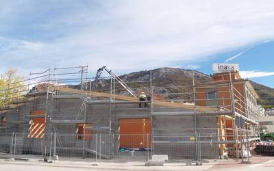 Basozainen egoitza itxura hartzen ari da