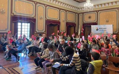 Kontsumo eta ekoizpen arduratsua berbagai Bergarako udaletxean, ikasleen ahotik