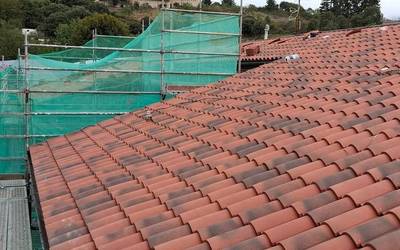 Arrasate Herri Eskolako Erguin eraikineko teilatua, konponduta