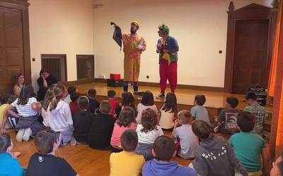 Bizipoza Eskolaren aurkezpenak egin dituzte bailarako ikastetxeetan