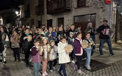 Aramaioko Trikiti Eskolako ikasleen kalejira argazkitan