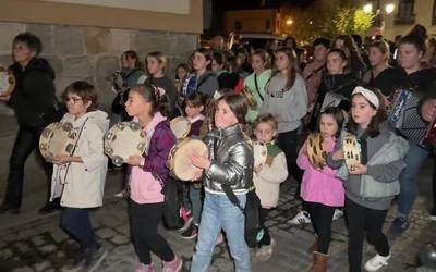 Kalejiran ospatu dute San Martin jaia Aramaioko Trikiti Eskolako ikasleek