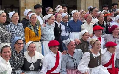 Plaza dantzaz bete du Oñatzek, 55. urteurreneko ekitaldian