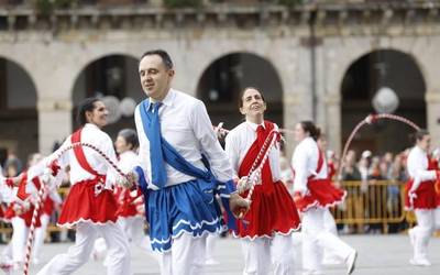 Oñatz dantza taldearen ekitaldia, argazkitan