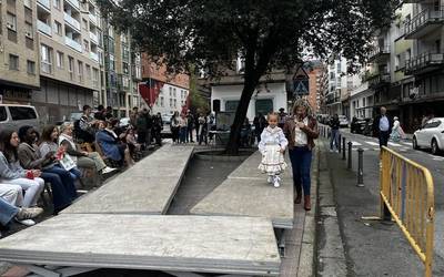 Baserritar jantzien desfilea egin du Loralde elkarteak