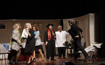 'Oporretara goaz' antzezlana estreinatu du Ikusi Makusik